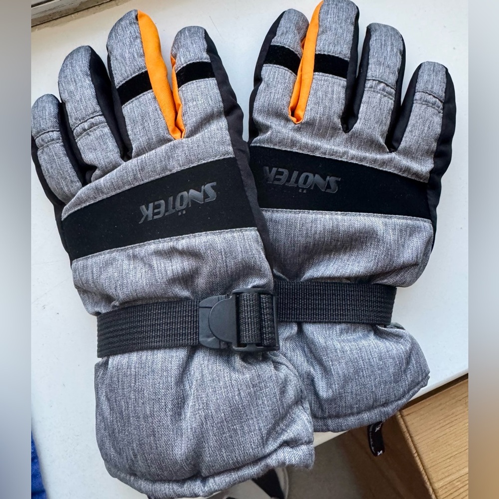 SNOTEK Gray and Black Winter Gloves